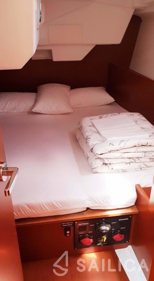 Oceanis 38.1 - Yacht Charter Sailica