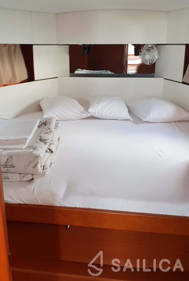 Oceanis 38.1 - Yacht Charter Sailica