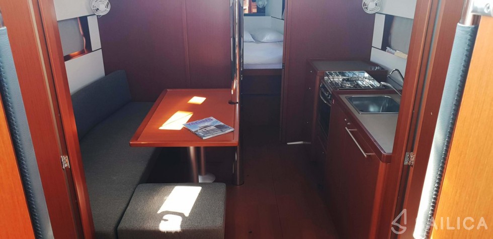 Oceanis 38.1 - Yacht Charter Sailica