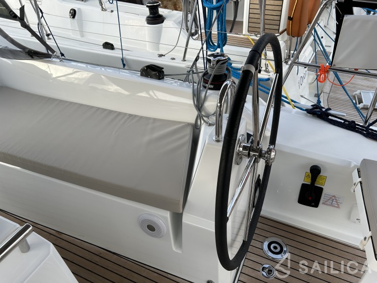 Oceanis 34.1 - Yacht Charter Sailica