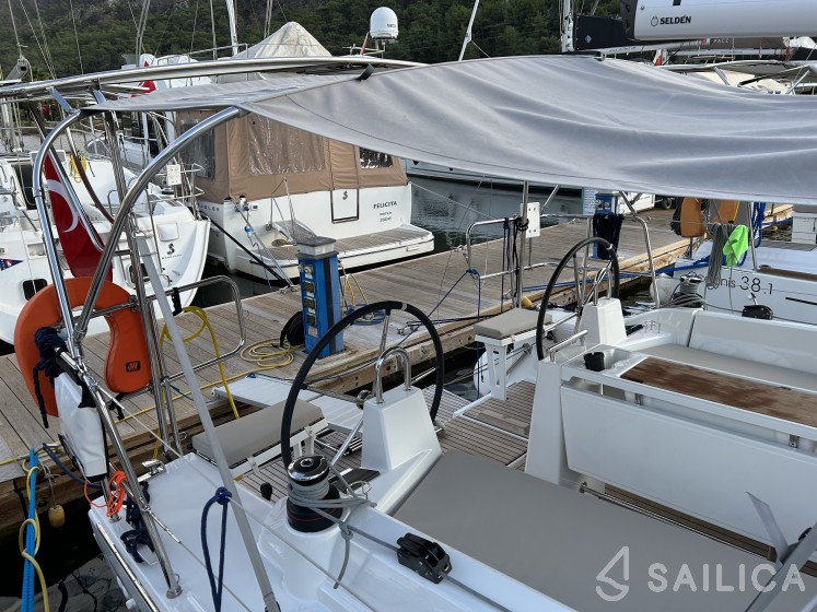 Oceanis 34.1 - Yacht Charter Sailica