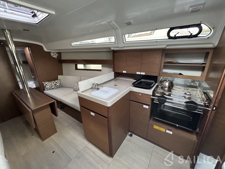 Oceanis 34.1 - Yacht Charter Sailica