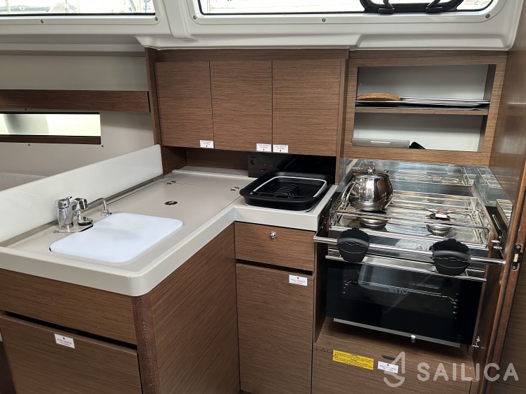 Oceanis 34.1 - Yacht Charter Sailica