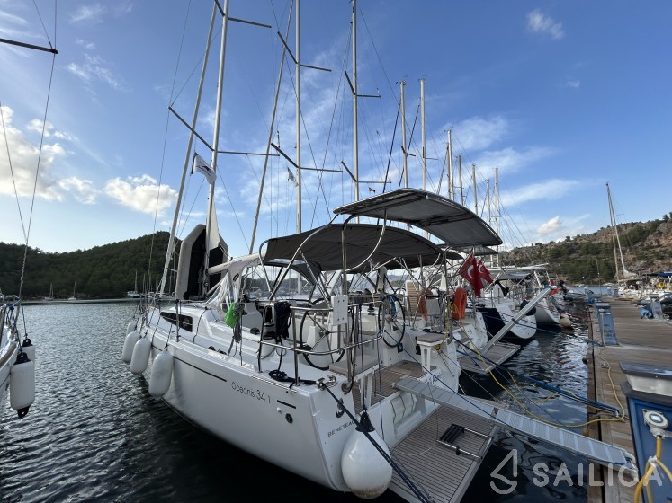 Oceanis 34.1 - Yacht Charter Sailica