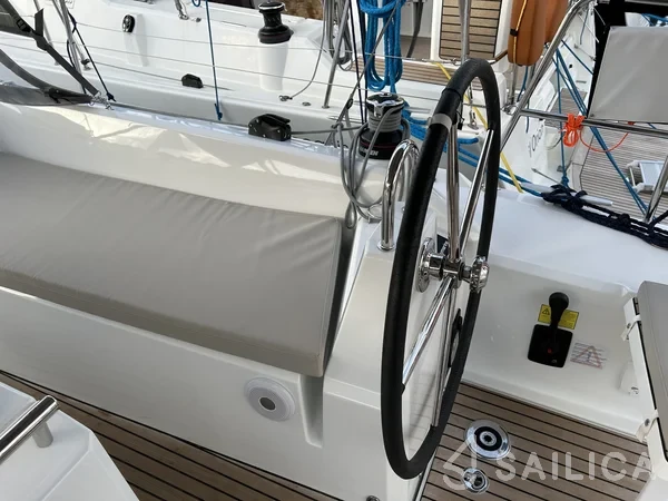 Oceanis 34.1 - Yacht Charter Sailica