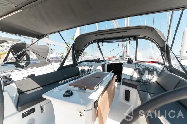 Oceanis 40.1 - Yacht Charter Sailica
