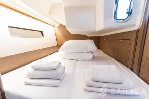 Oceanis 40.1 - Yacht Charter Sailica