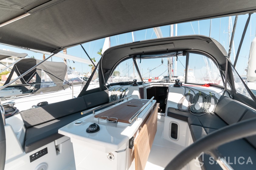 Oceanis 40.1 - Yacht Charter Sailica
