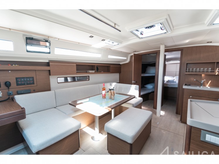 Oceanis 40.1 - Yacht Charter Sailica