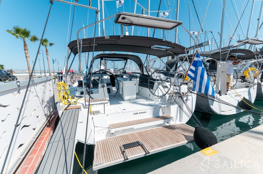 Oceanis 40.1 - Yacht Charter Sailica