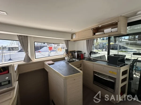 Lagoon 42 - Yacht Charter Sailica