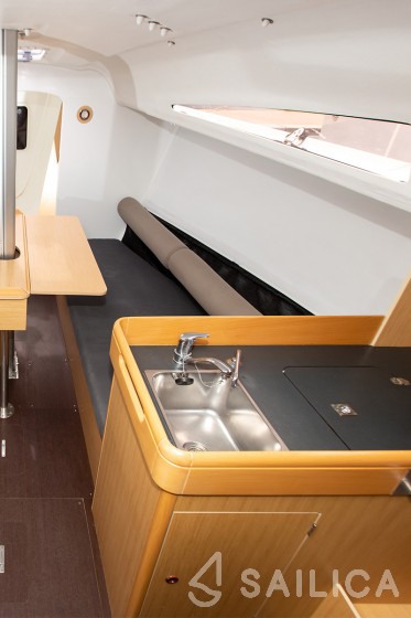 Sun Fast 3200 - Yacht Charter Sailica