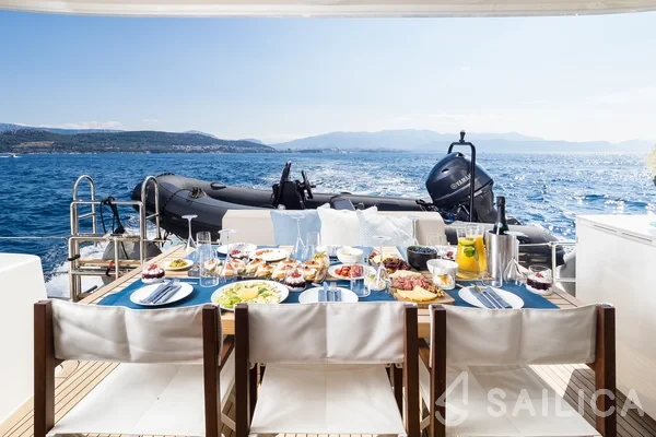 Sunreef 50 - Yacht Charter Sailica