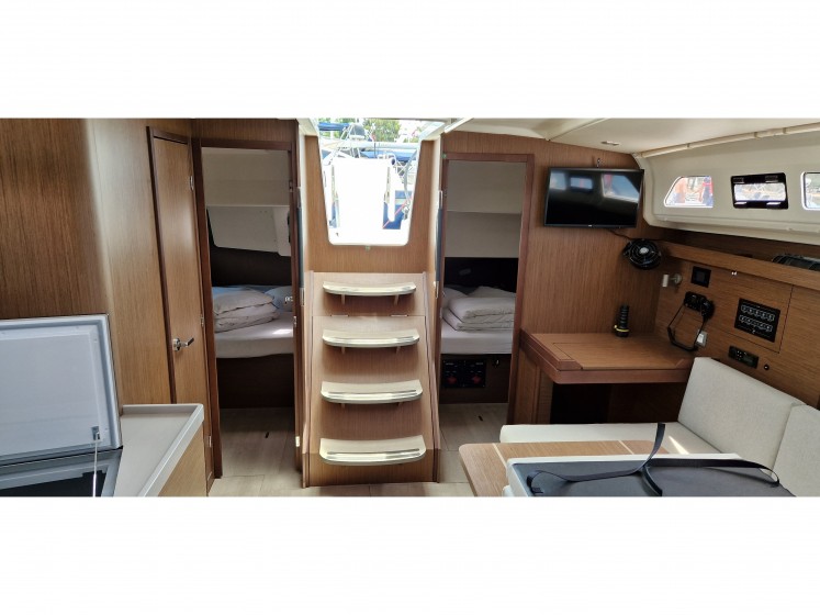 Oceanis 40.1 - Yacht Charter Sailica