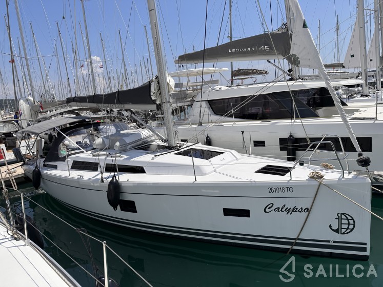 Hanse 388 - Yacht Charter Sailica