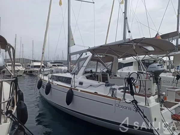 Oceanis 38.1 - Yacht Charter Sailica