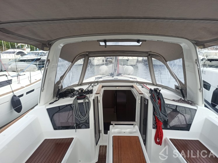 Oceanis 38.1 - Yacht Charter Sailica