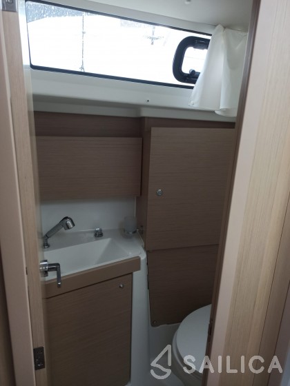 Oceanis 38.1 - Yacht Charter Sailica