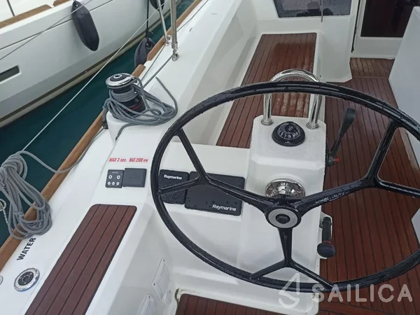 Oceanis 38.1 - Yacht Charter Sailica