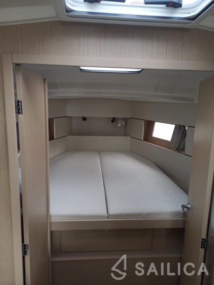 Oceanis 38.1 - Yacht Charter Sailica