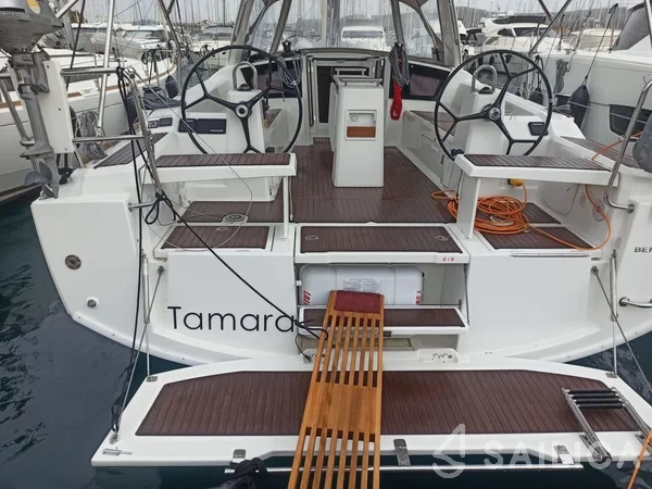 Oceanis 38.1 - Yacht Charter Sailica