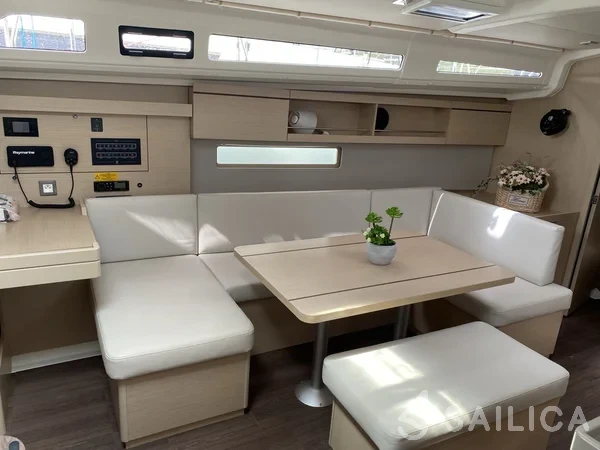 Oceanis 40.1 - Yacht Charter Sailica