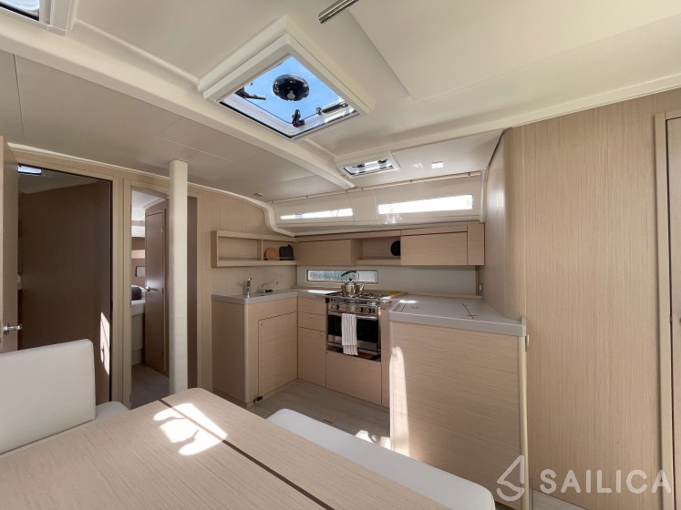 Oceanis 40.1 - Yacht Charter Sailica