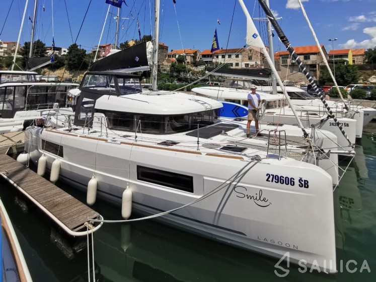 Lagoon 40 - Yacht Charter Sailica