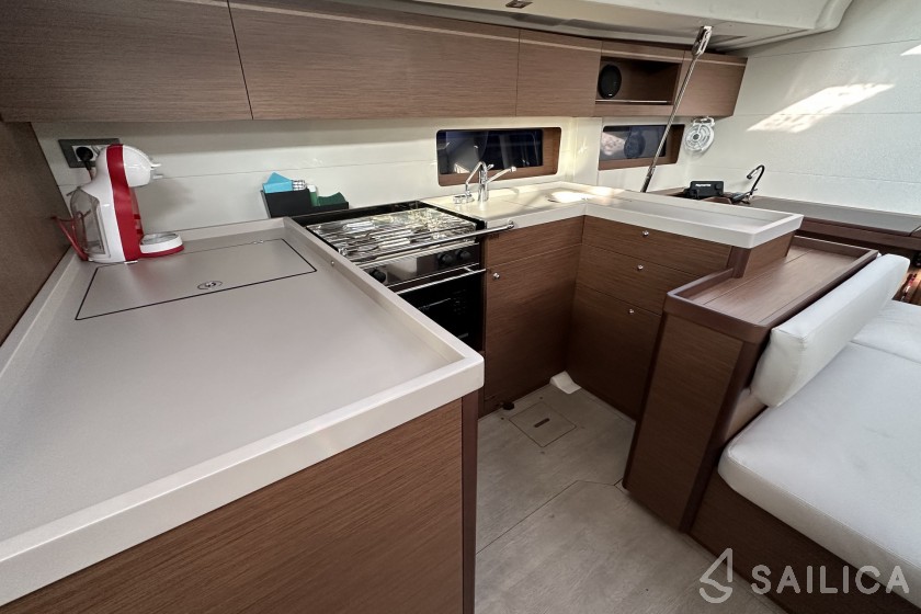 Oceanis 51.1 - Yacht Charter Sailica