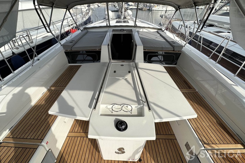 Oceanis 51.1 - Yacht Charter Sailica