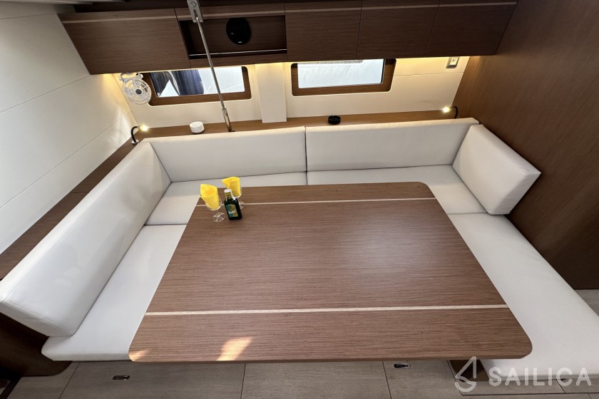 Oceanis 51.1 - Yacht Charter Sailica