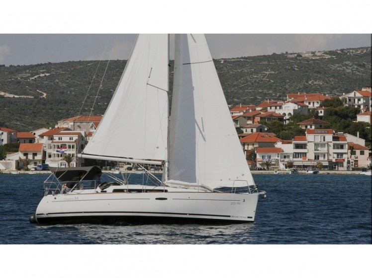 Oceanis 34 - Yacht Charter Sailica