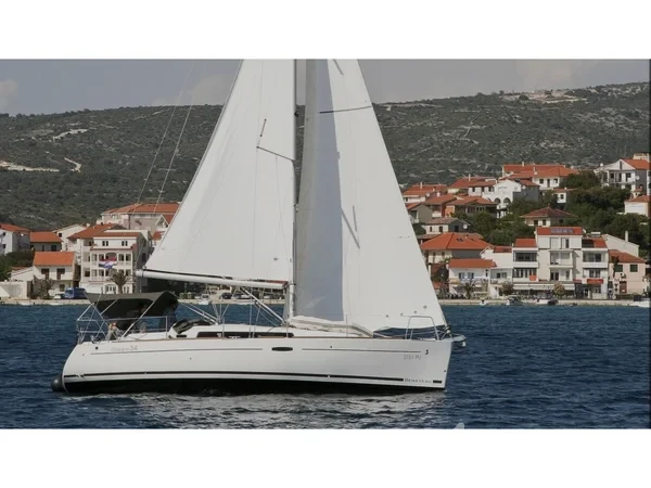 Oceanis 34 - Yacht Charter Sailica