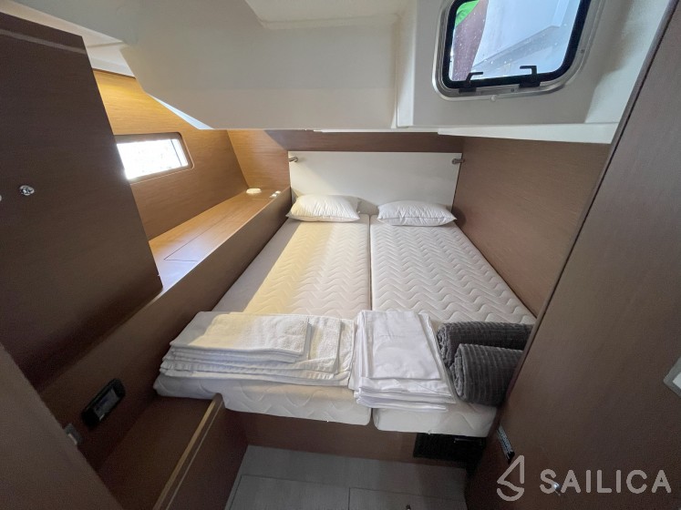Oceanis 51.1 - Yacht Charter Sailica