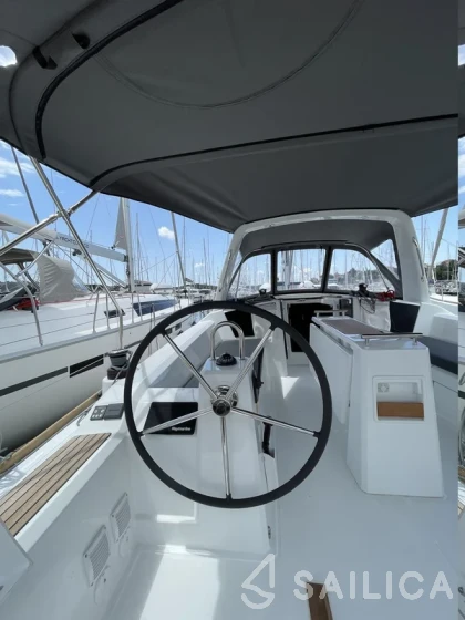 Oceanis 38.1 - Yacht Charter Sailica