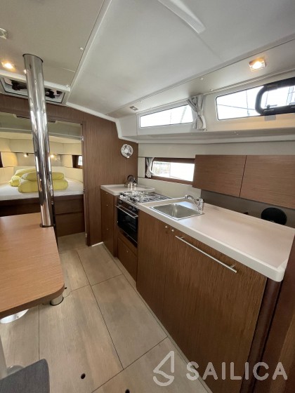 Oceanis 38.1 - Yacht Charter Sailica