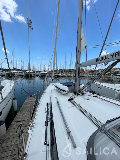 Oceanis 38.1 - Yacht Charter Sailica