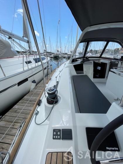 Oceanis 38.1 - Yacht Charter Sailica