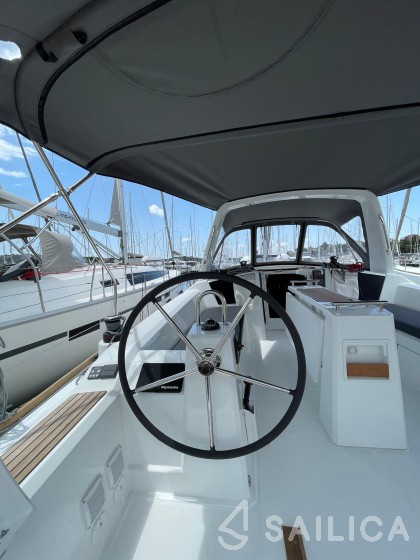 Oceanis 38.1 - Yacht Charter Sailica