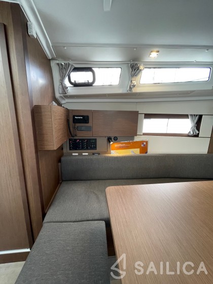 Oceanis 38.1 - Yacht Charter Sailica