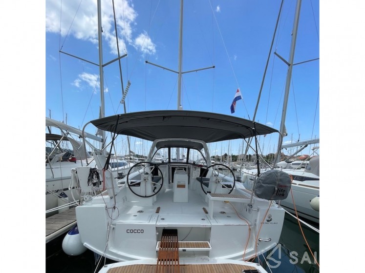 Oceanis 38.1 - Yacht Charter Sailica