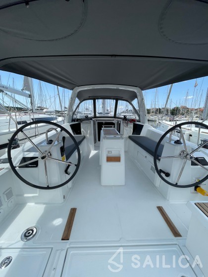 Oceanis 38.1 - Yacht Charter Sailica