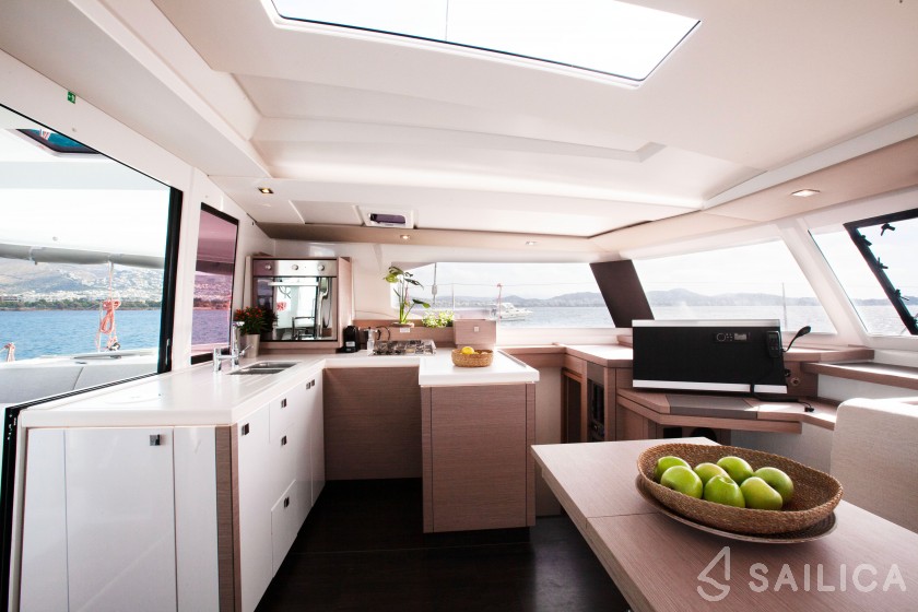 Astréa 42 - Yacht Charter Sailica