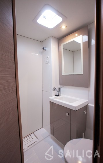 Astréa 42 - Yacht Charter Sailica