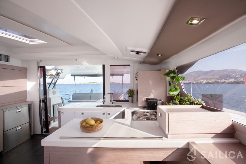 Astréa 42 - Yacht Charter Sailica