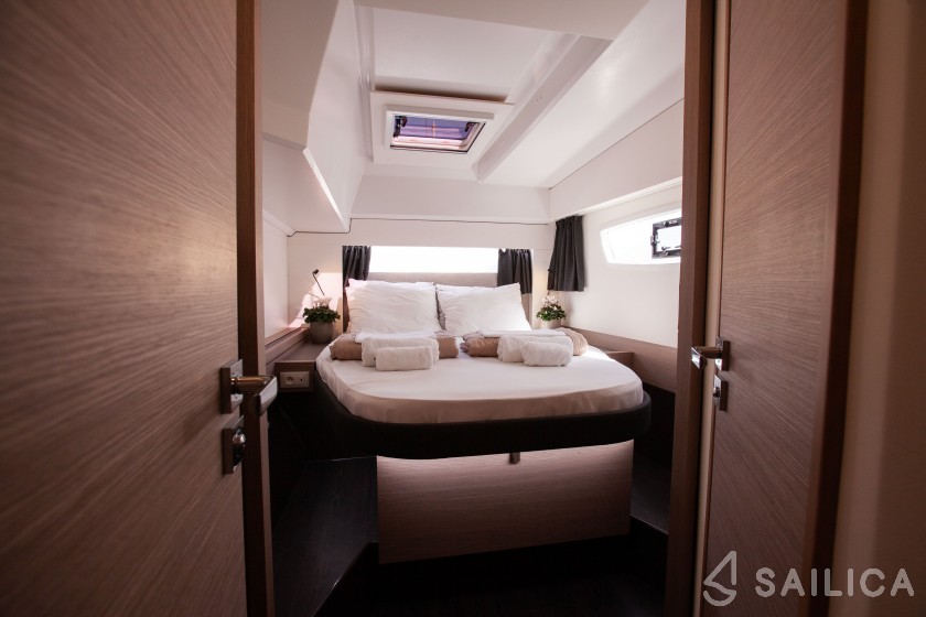 Astréa 42 - Yacht Charter Sailica