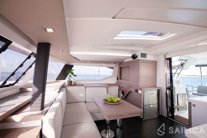 Astréa 42 - Yacht Charter Sailica