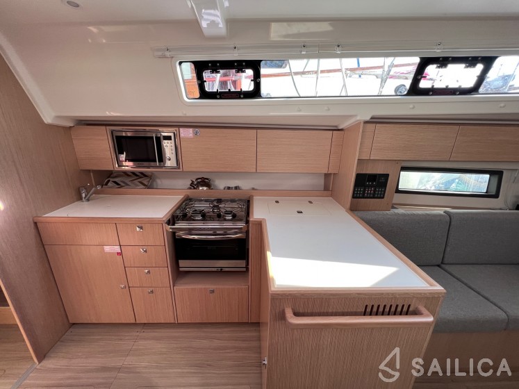 Bavaria C42 - Yacht Charter Sailica