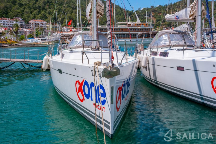 Hanse 445 - Yacht Charter Sailica