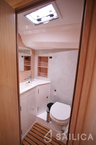 Bavaria C42 - Yacht Charter Sailica